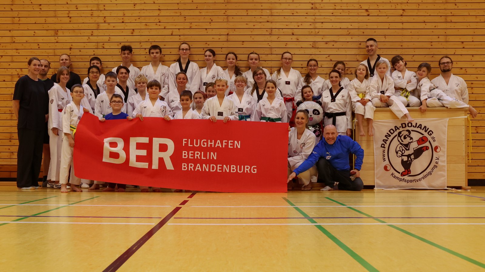 Gruppenbild Trainingslager Blossin mit BER-Banner