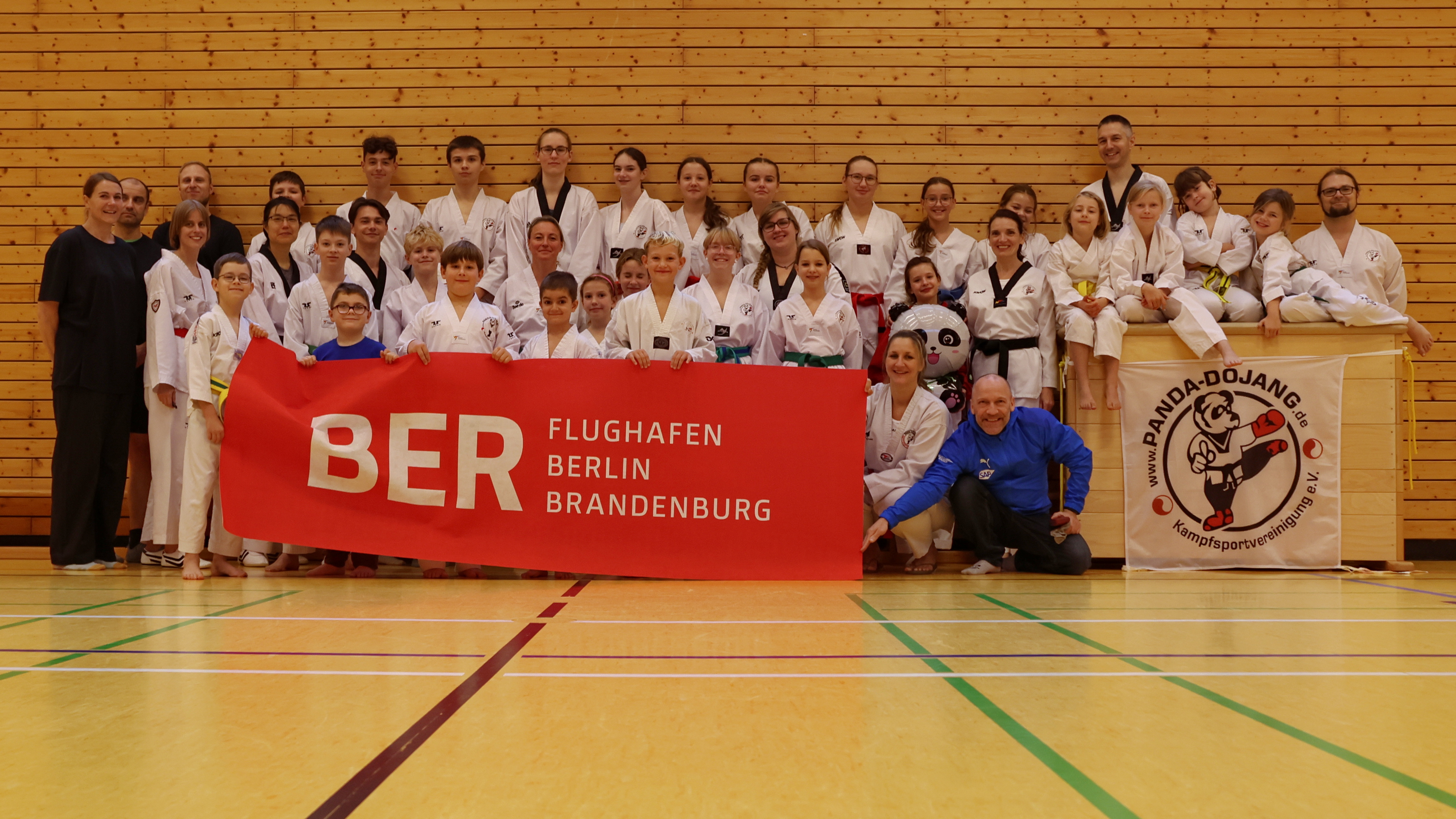 Gruppenbild Trainingslager Blossin mit BER-Banner